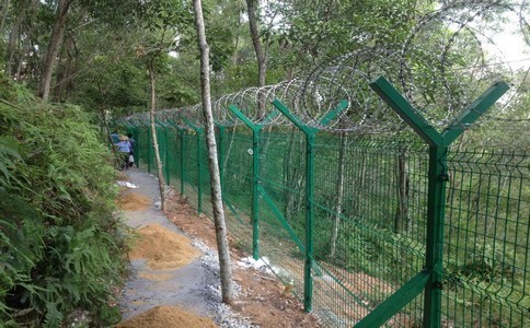 How to maintain a corroded fence