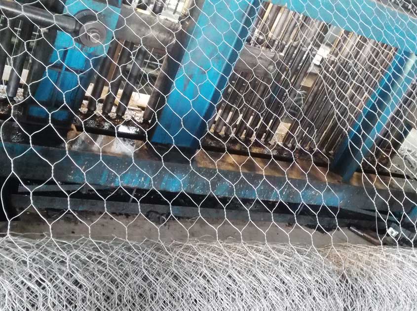 ¿Cómo se fabrica la malla de alambre hexagonal? Desde el alambre de acero hasta los rollos de malla terminados